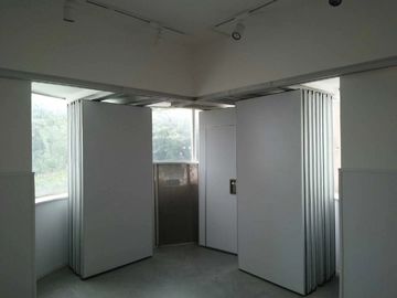 Plywood Finished Folding Partition Walls For Classroom , 65mm Thickness Soundproof Room Dividers