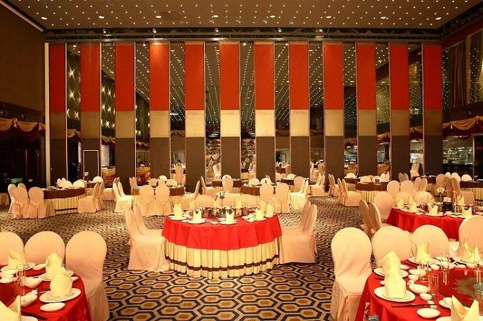 Wooden Surface Folding and Movable Partition Walls For Banquet Hall